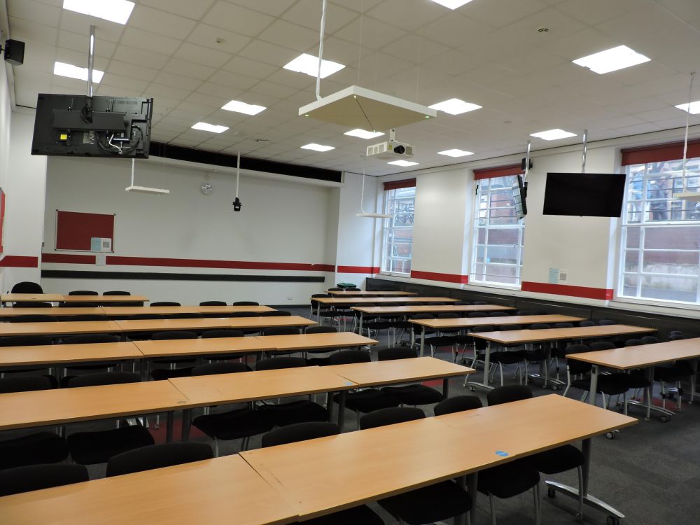 A multimode room with tables and chairs