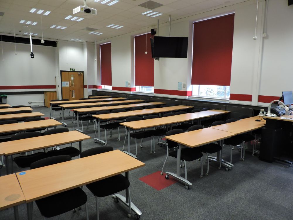 A multimode room with tables and chairs