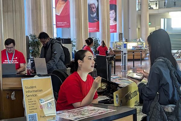 Student talking to staff member at Welcome helpdesk